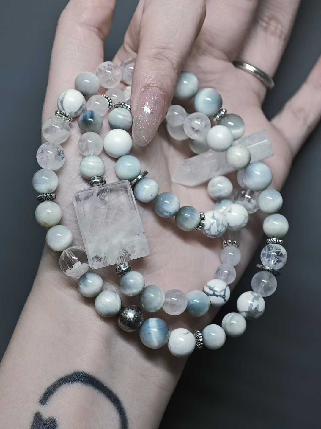 White stones reflect in the cold pool, With a zen heart, I watch the still water. No dust, no moon— In one sitting, a thousand peaks stretch wide.