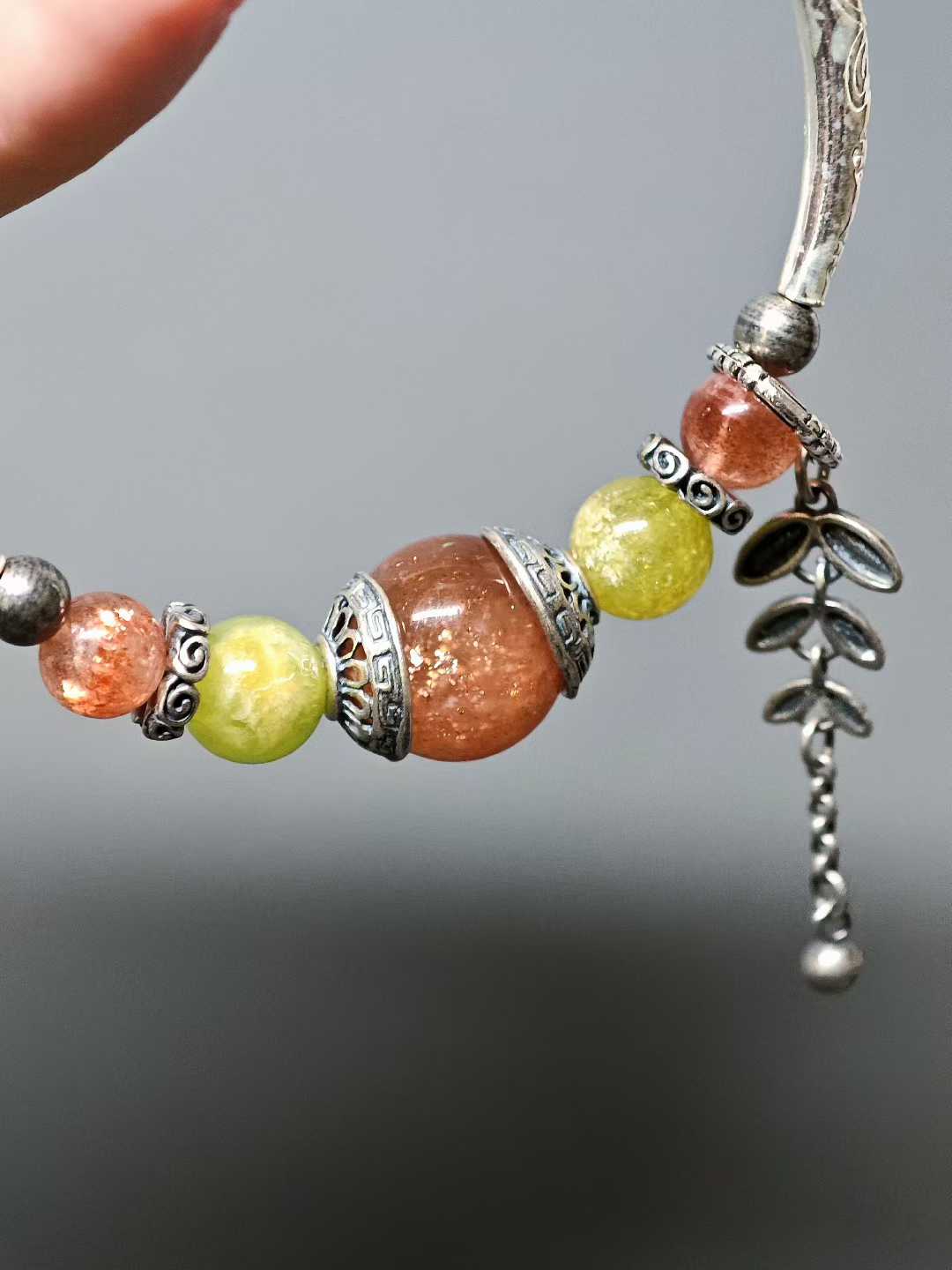 The rising sun breaks through cloud-wreathed peaks,Golden rays dye the green fields.A thousand mountains hold the dawn’s glow,A bird’s wing pierces the sky’s last dimness.