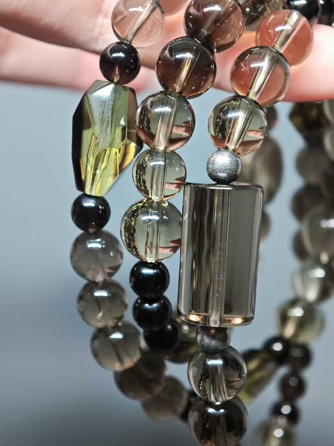 The time-traveling boat sails from afar,Misty waters separate a thousand peaks.Suddenly I see peach blossoms bloom—Only then do I know it’s a dream.