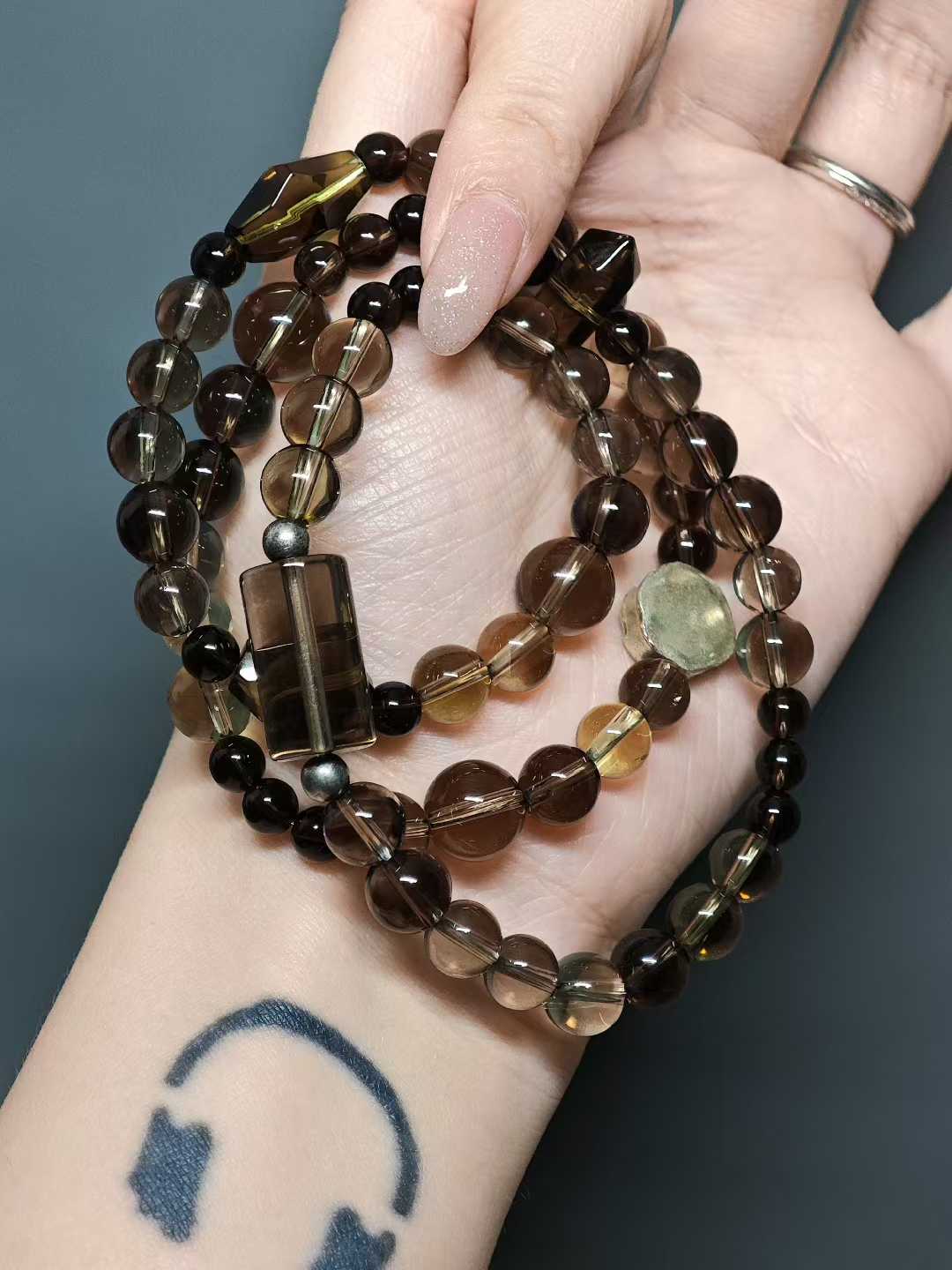 The time-traveling boat sails from afar,Misty waters separate a thousand peaks.Suddenly I see peach blossoms bloom—Only then do I know it’s a dream.