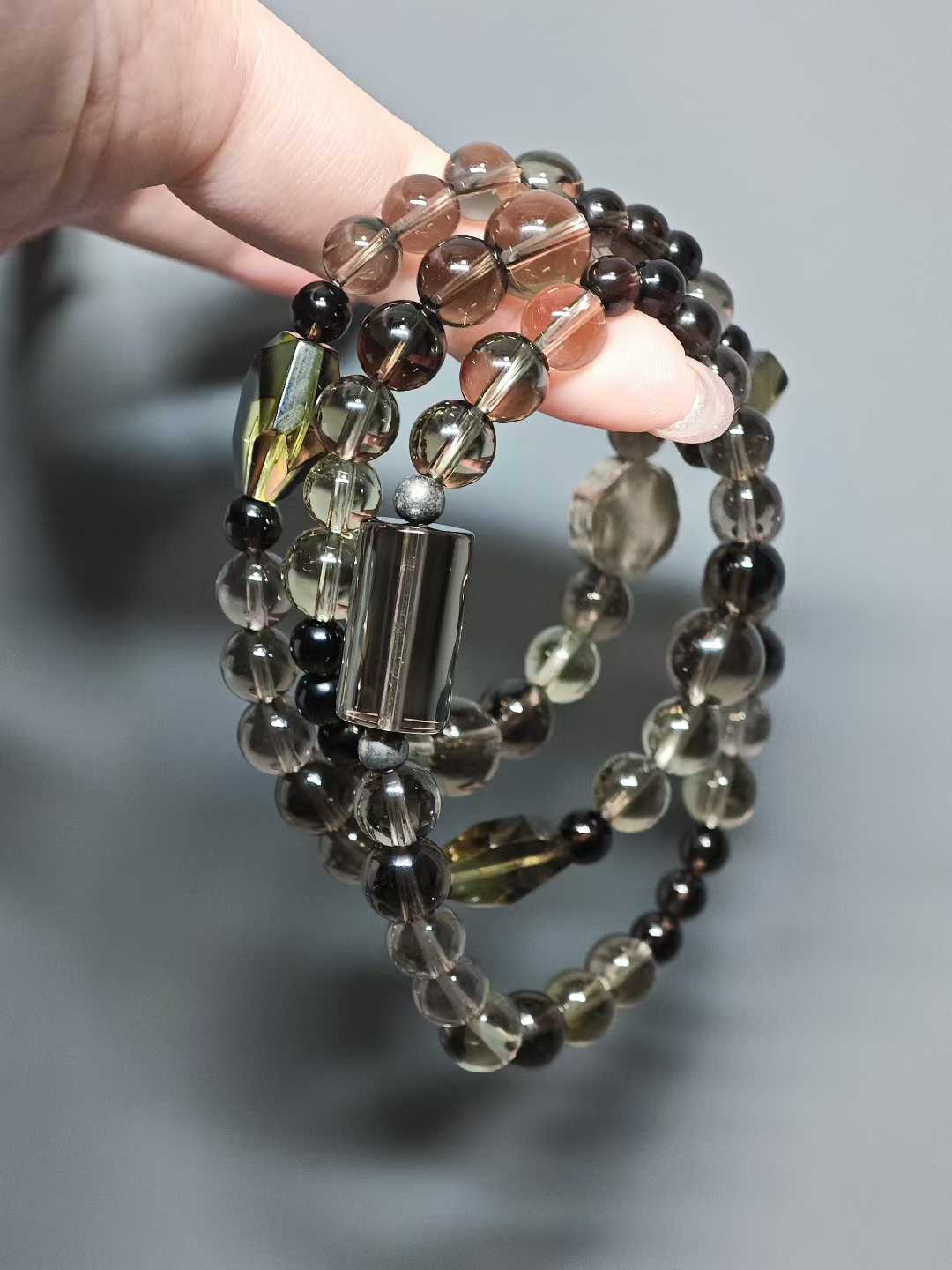 The time-traveling boat sails from afar,Misty waters separate a thousand peaks.Suddenly I see peach blossoms bloom—Only then do I know it’s a dream.