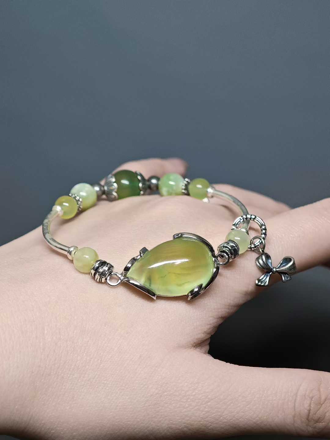 Green chalcedony condenses new grass,Divine light infuses the potion cup.