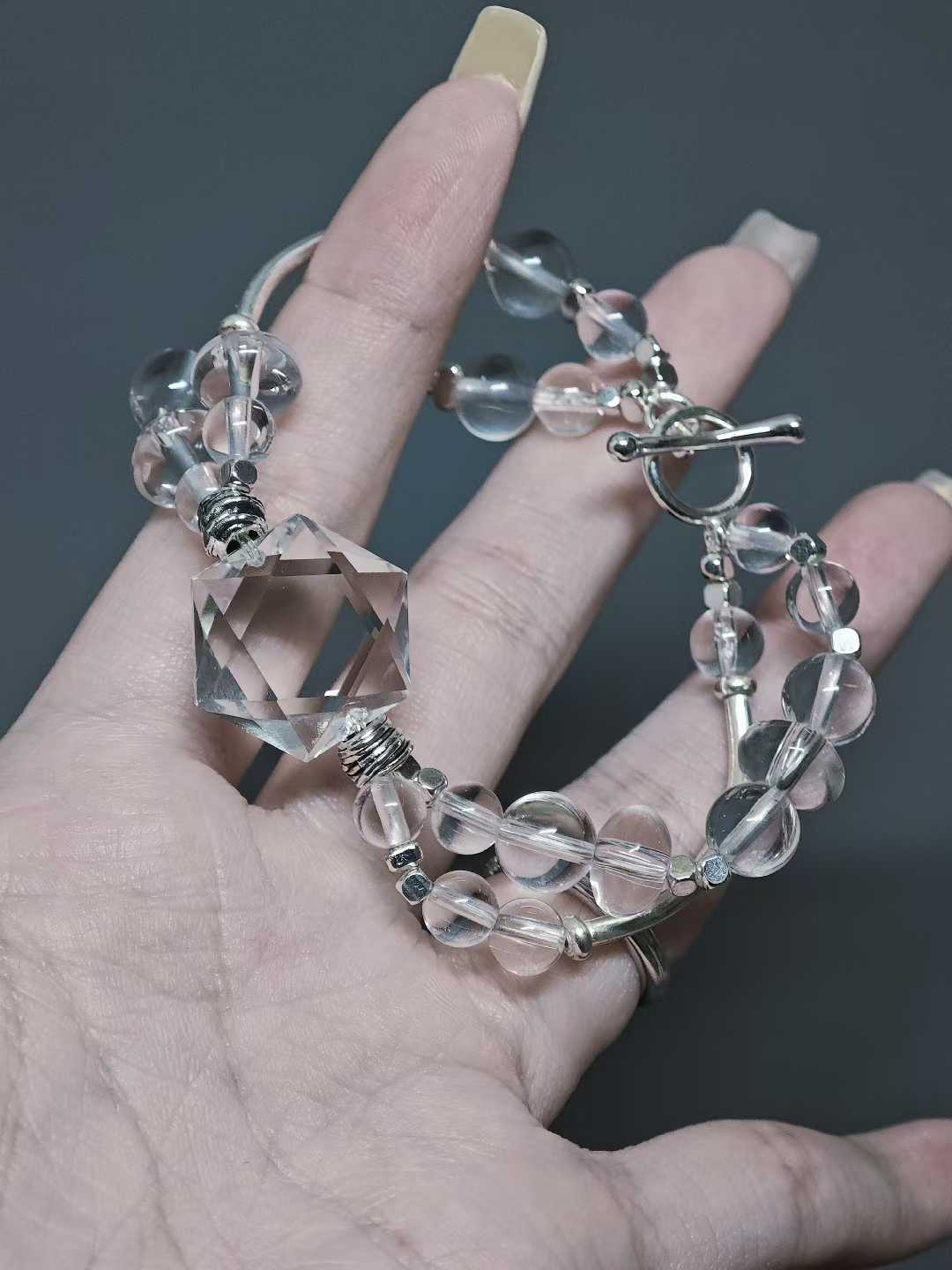 It soaks up the moonlight,Purifying the dark impurities in the potion.