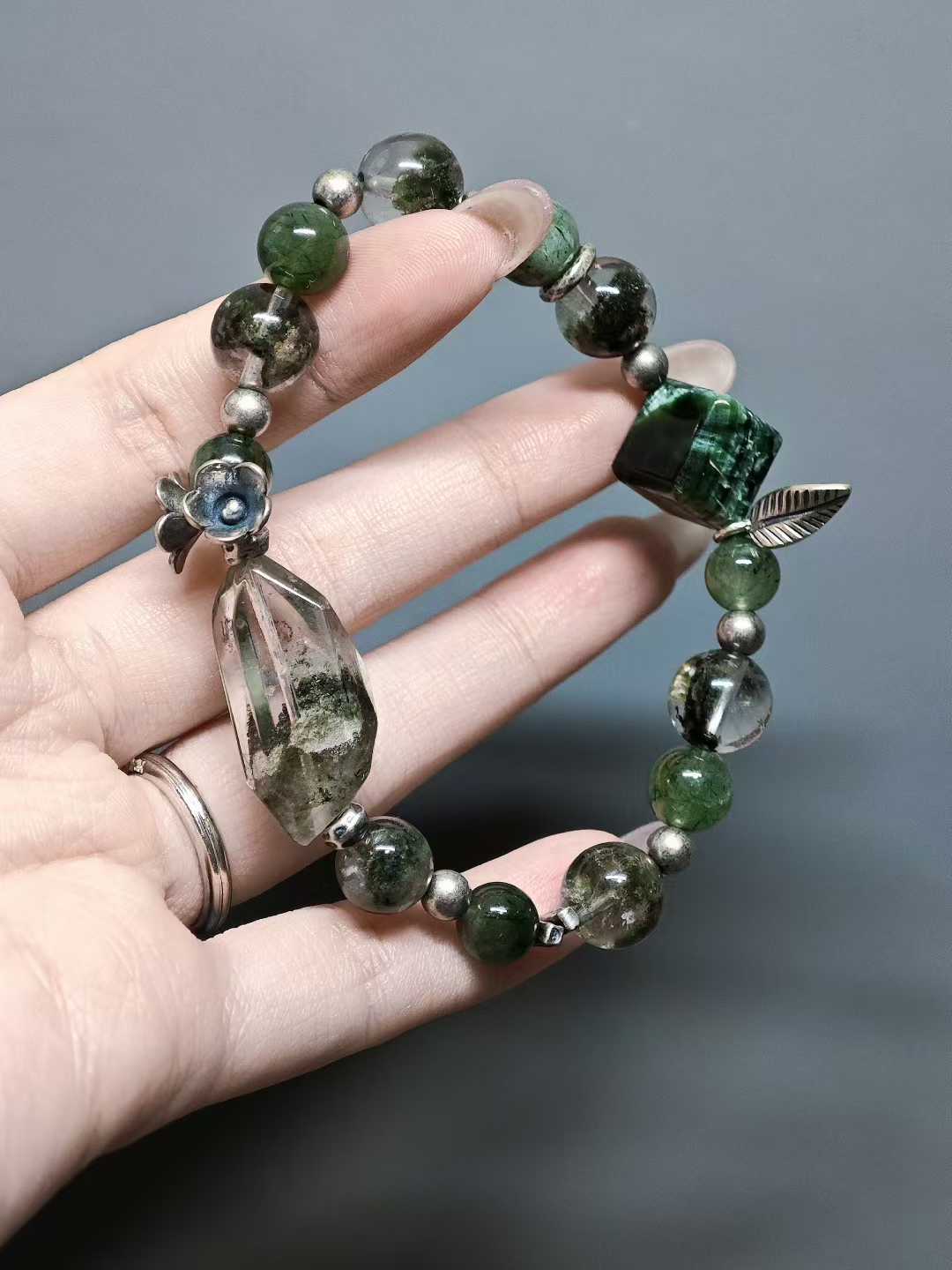 Singing, I walk toward the water,Ten thousand green mountains merge with the sky.