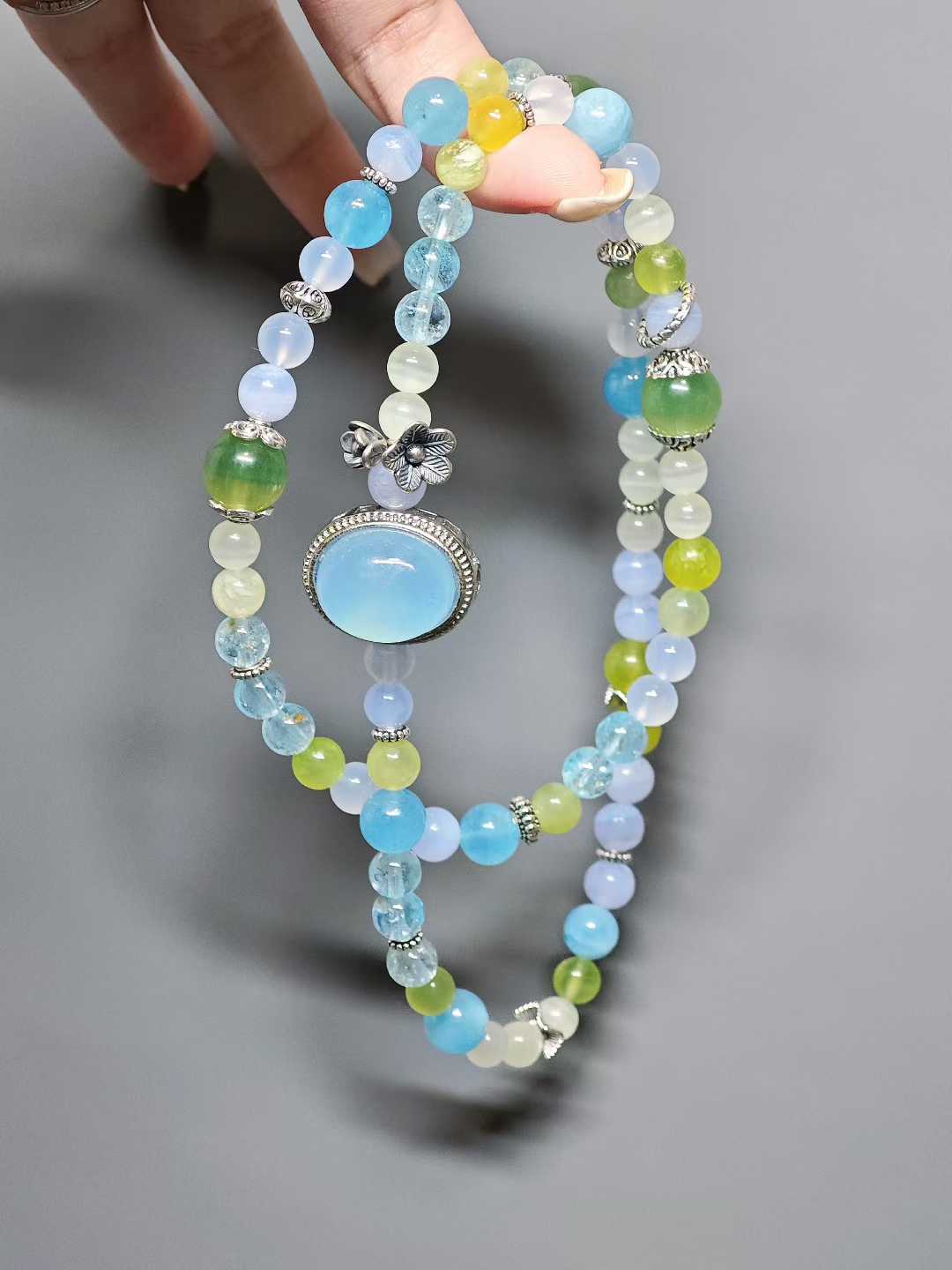 Orioles sing in the deep alley,Flowers fall before the small railing.A child climbs branches, laughing,Fragrance clings to half a sleeve of mist.