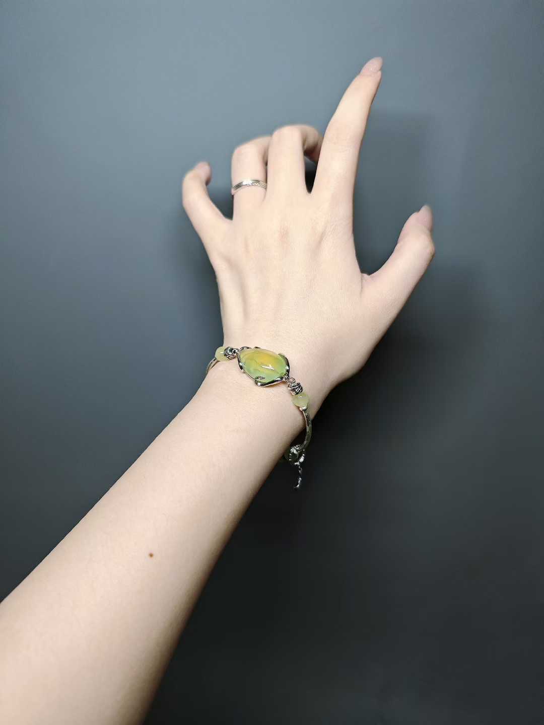 Green chalcedony condenses new grass,Divine light infuses the potion cup.