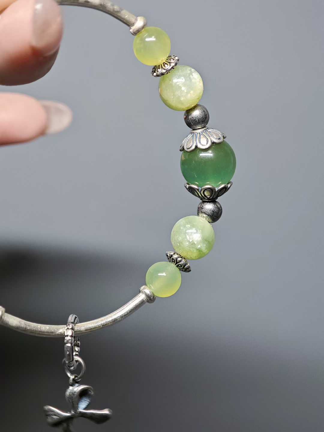 Green chalcedony condenses new grass,Divine light infuses the potion cup.