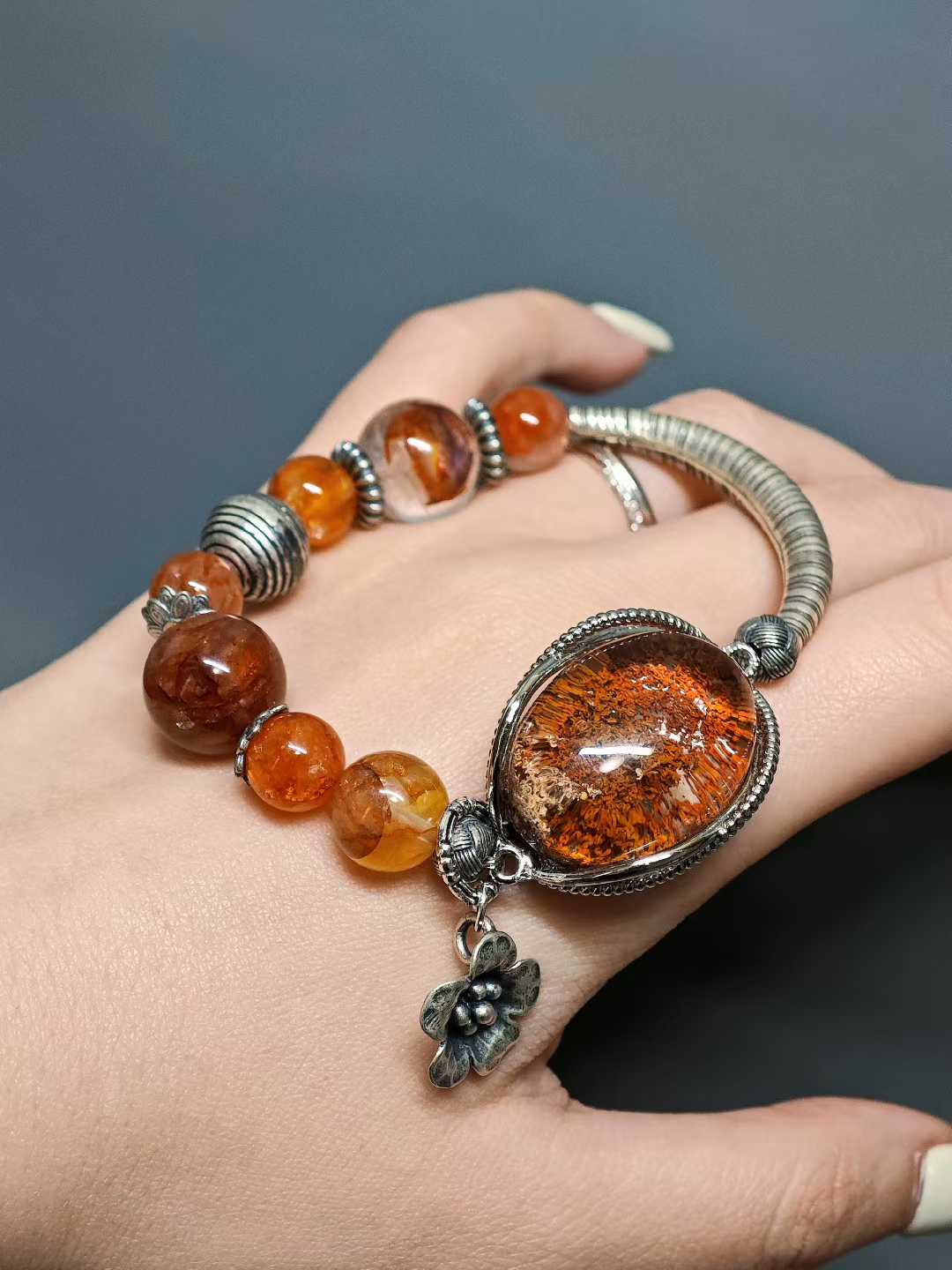 After fresh rain in the empty mountain,Autumn’s chill seeps into the quiet woods.Fallen leaves drift away with the wind,The cold stream flows east on its own.