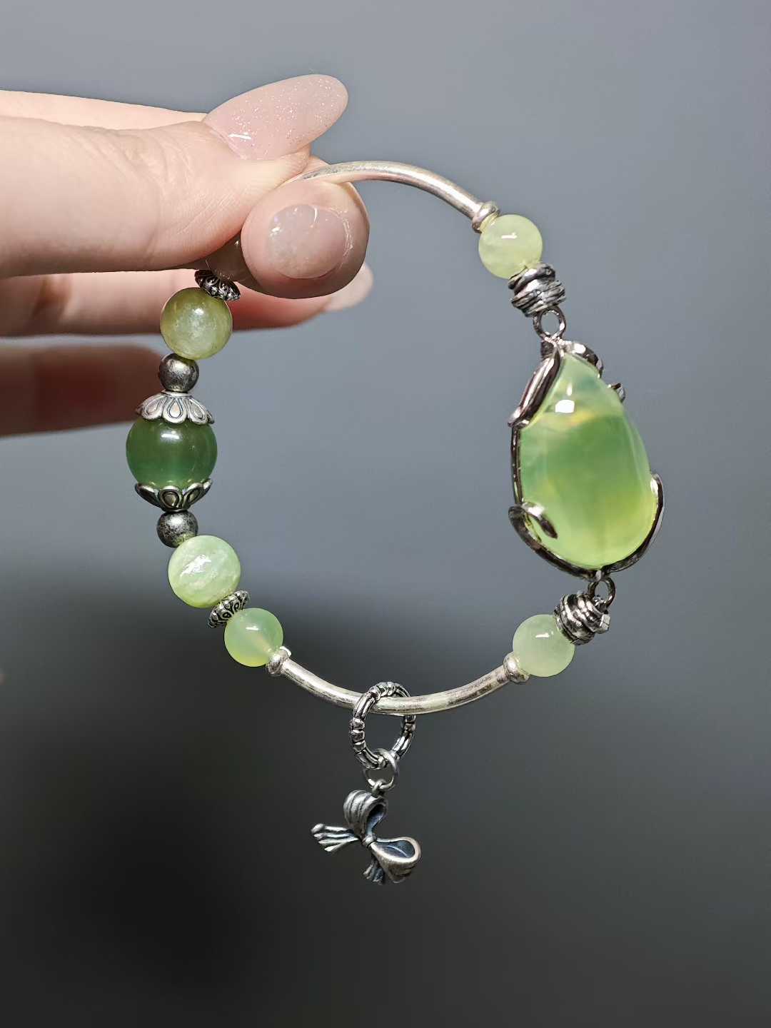 Green chalcedony condenses new grass,Divine light infuses the potion cup.