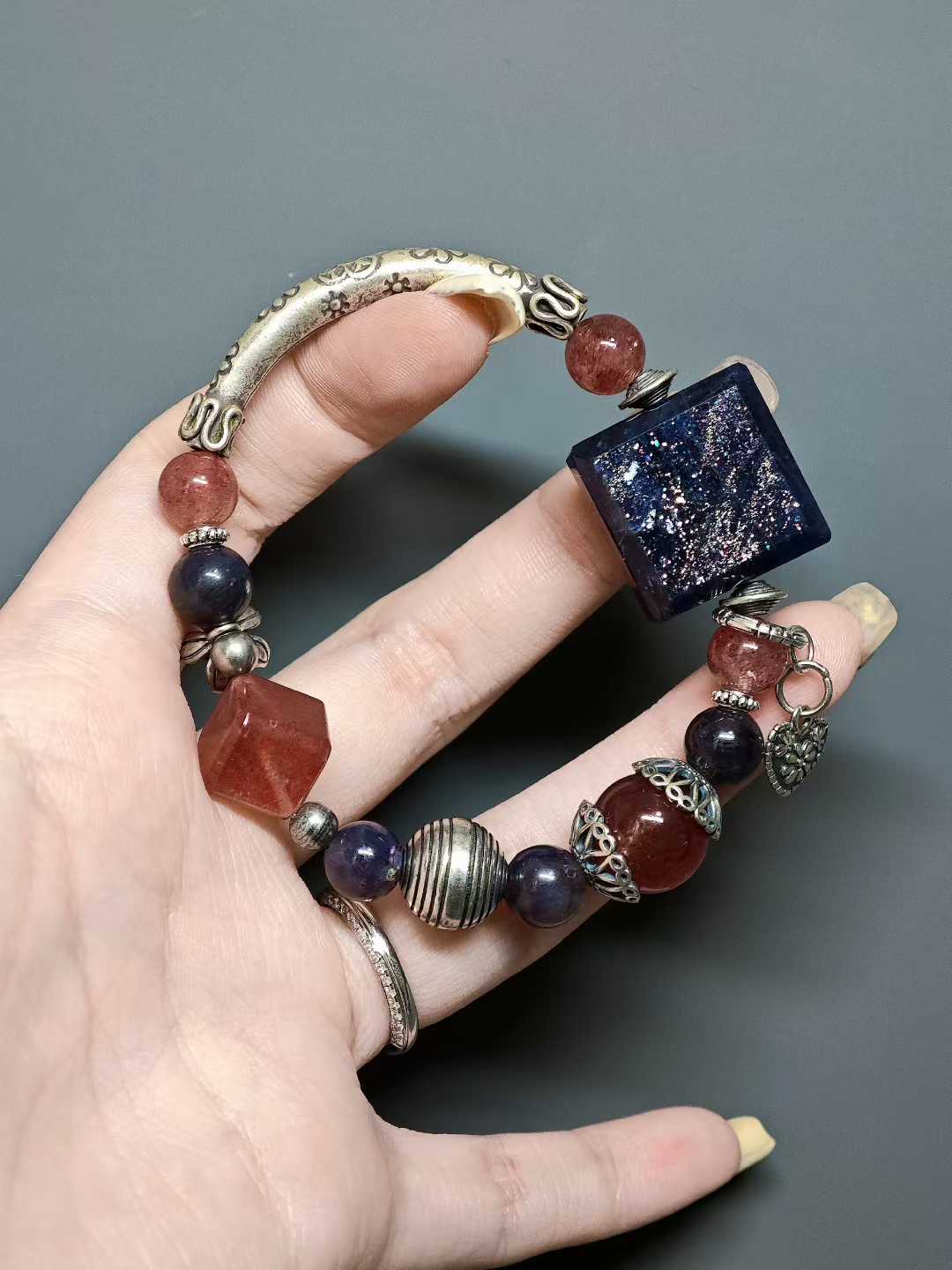 Stars hang low as night endures,Crimson clouds veil the carved beams.I lift my cup to the osmanthus moon,Drunk, I clasp the autumn frost’s gleams.