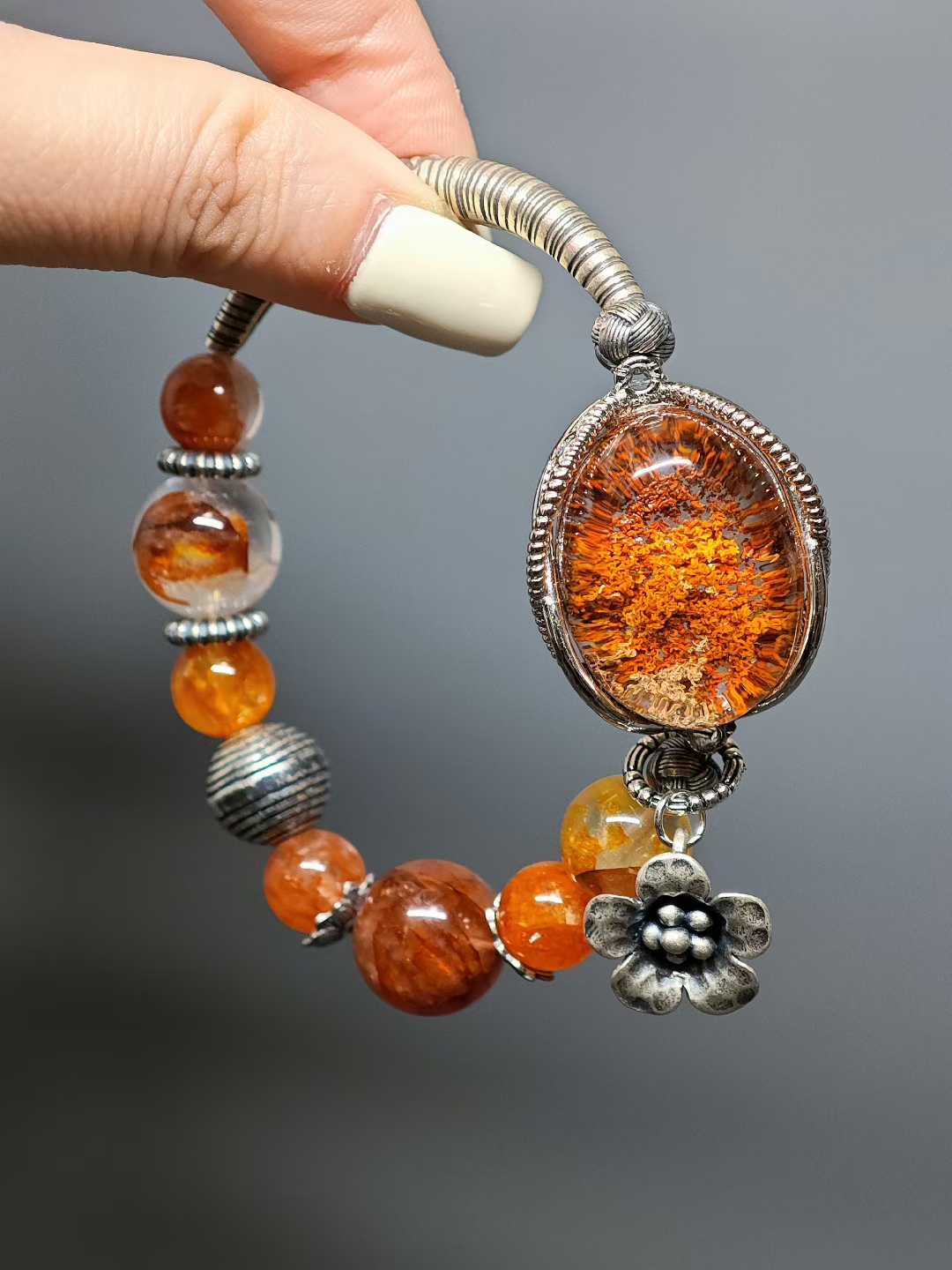 After fresh rain in the empty mountain,Autumn’s chill seeps into the quiet woods.Fallen leaves drift away with the wind,The cold stream flows east on its own.