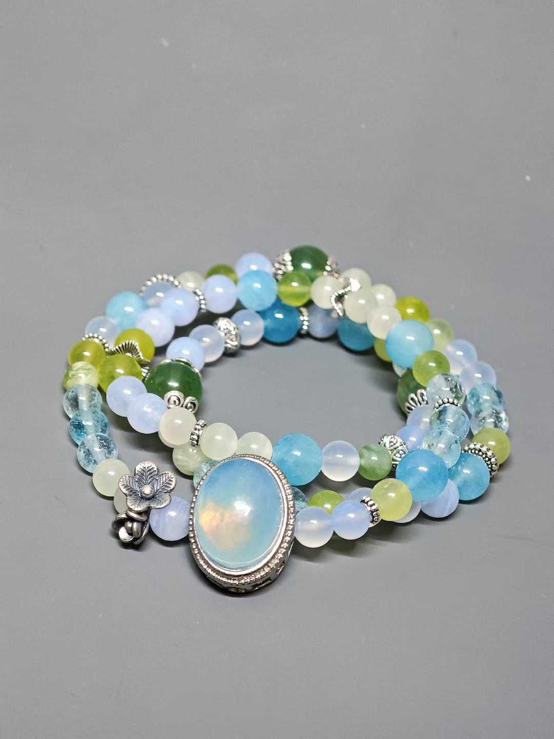 Orioles sing in the deep alley,Flowers fall before the small railing.A child climbs branches, laughing,Fragrance clings to half a sleeve of mist.