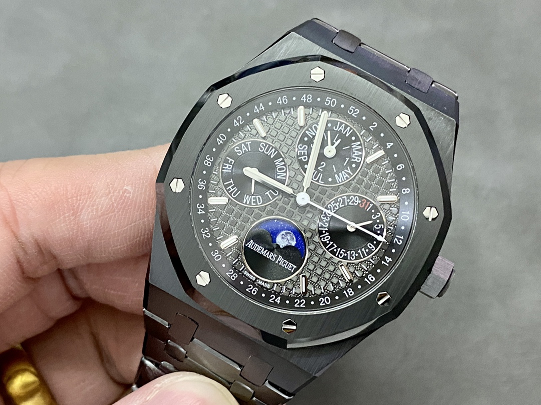 Royal Oak Selfwinding Chronograph: Grande Tapisserie & 100M Water Resistance