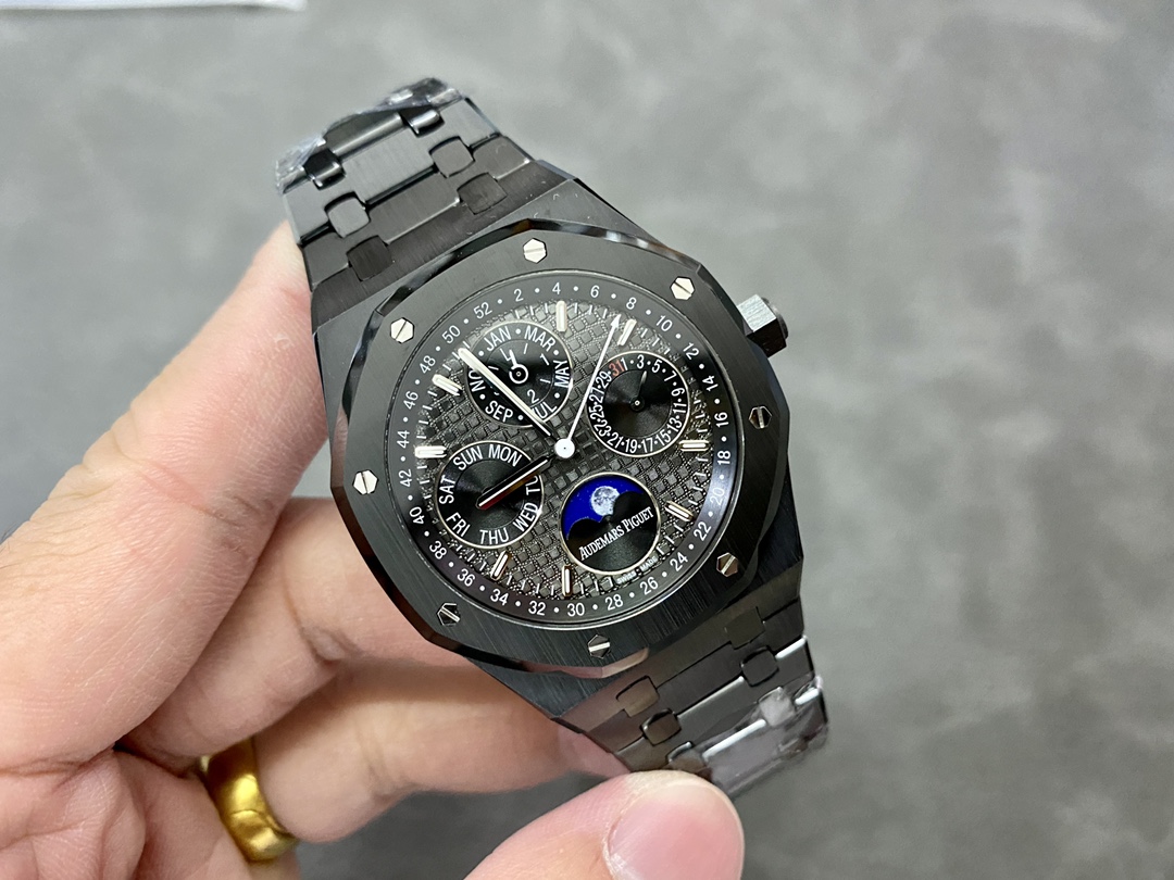 Royal Oak Selfwinding Chronograph: Grande Tapisserie & 100M Water Resistance