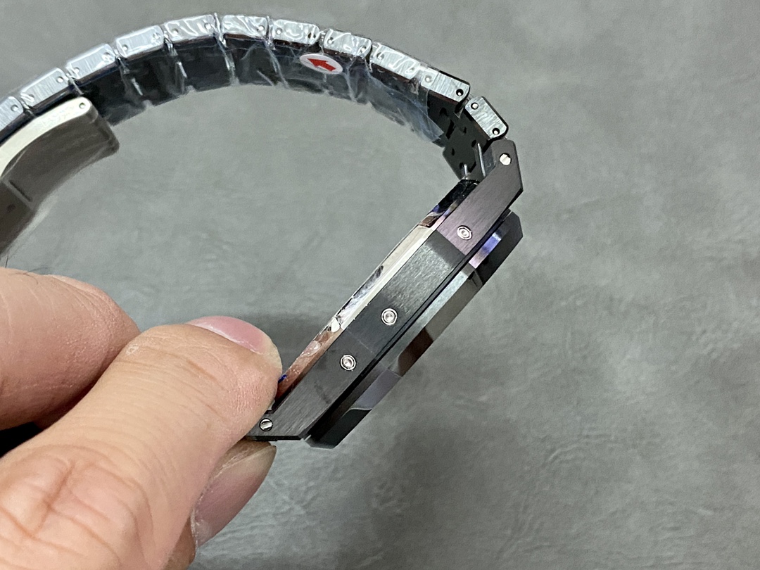 Royal Oak Selfwinding Chronograph: Grande Tapisserie & 100M Water Resistance