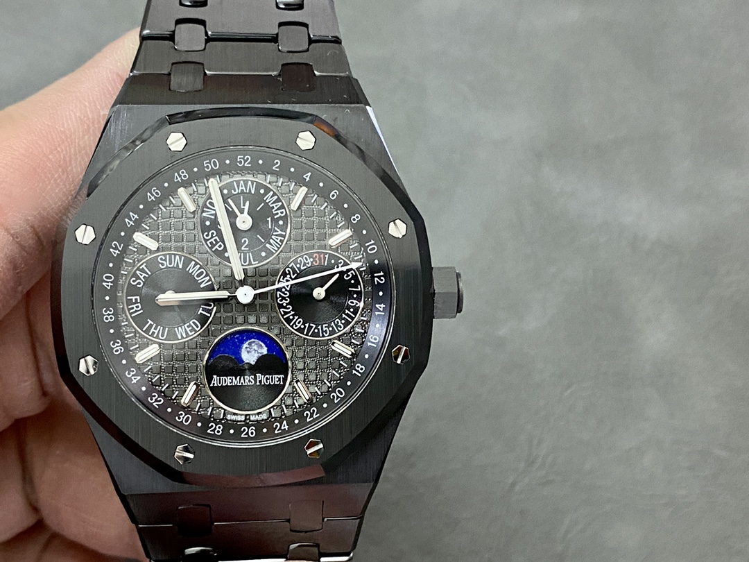 Royal Oak Selfwinding Chronograph: Grande Tapisserie & 100M Water Resistance