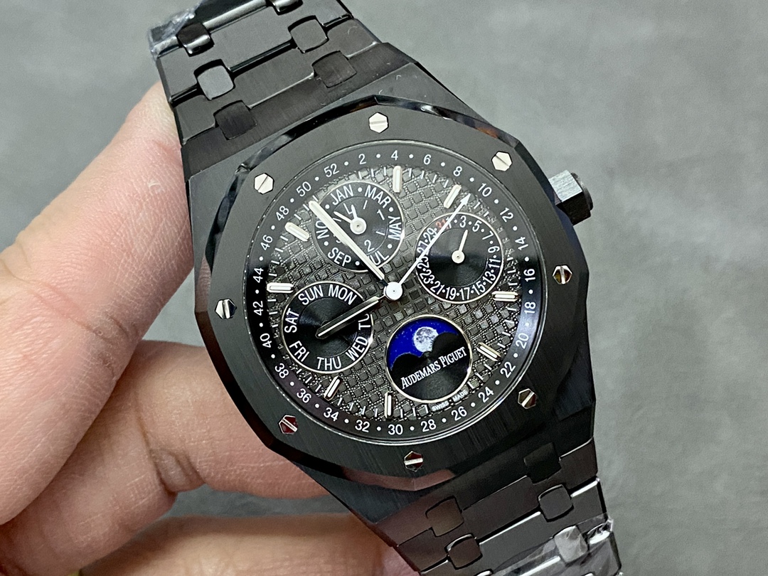 Royal Oak Selfwinding Chronograph: Grande Tapisserie & 100M Water Resistance