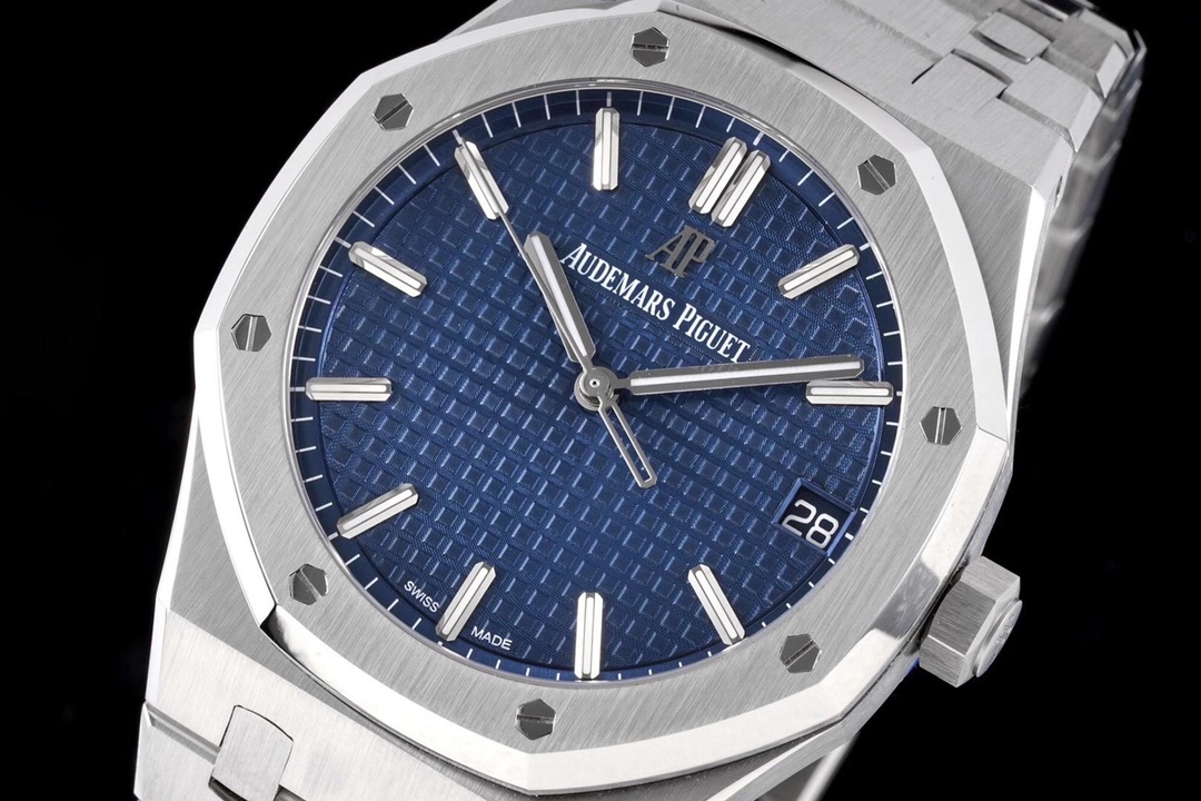 Royal Oak 15500 Super Clone: Boardroom to Yacht Luxury Accessory