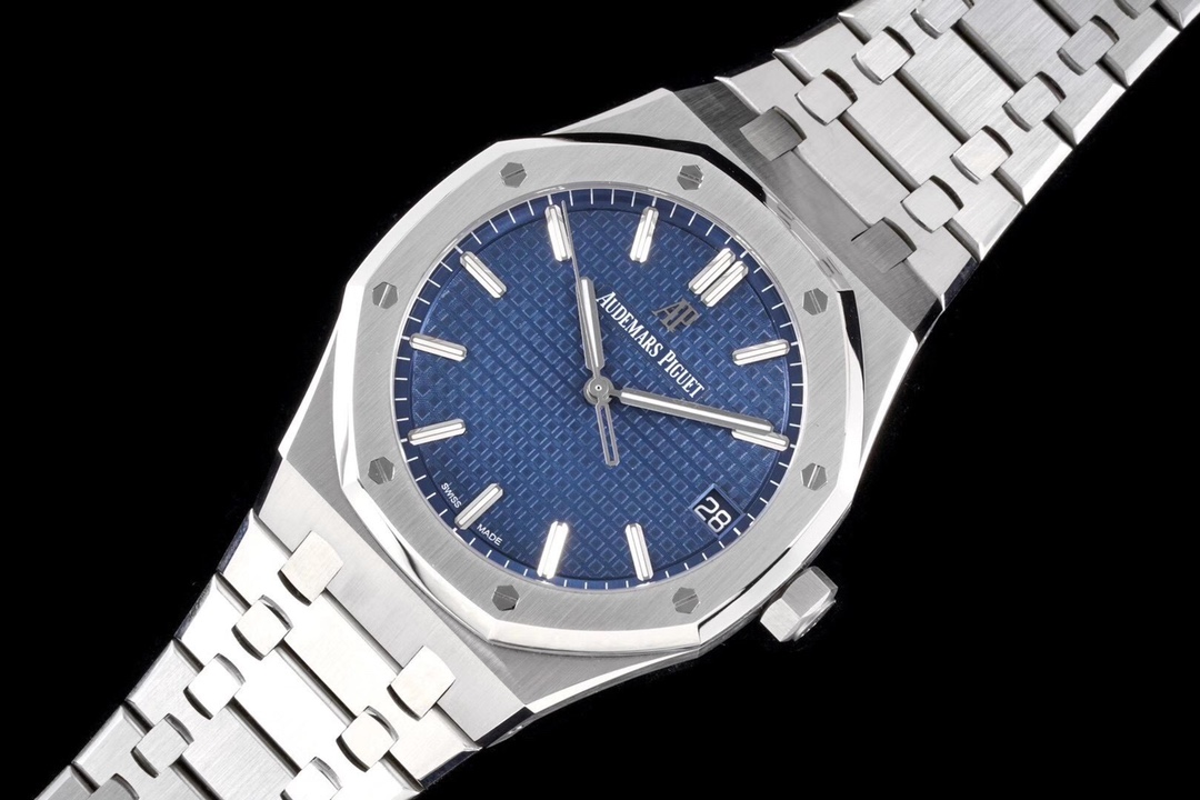 Royal Oak 15500 Super Clone: Boardroom to Yacht Luxury Accessory