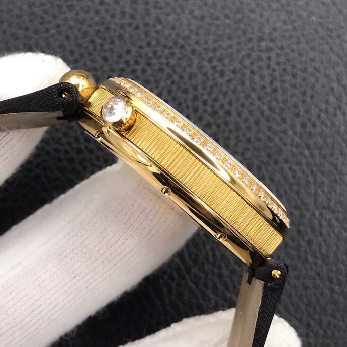 Breguet Reine de Naples 2025 | Oval Diamond Crown | Moonphase & Hand-Engraved Guilloché