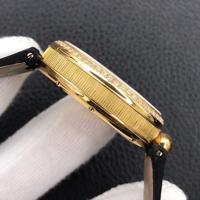 Breguet Reine de Naples 2025 | Oval Diamond Crown | Moonphase & Hand-Engraved Guilloché