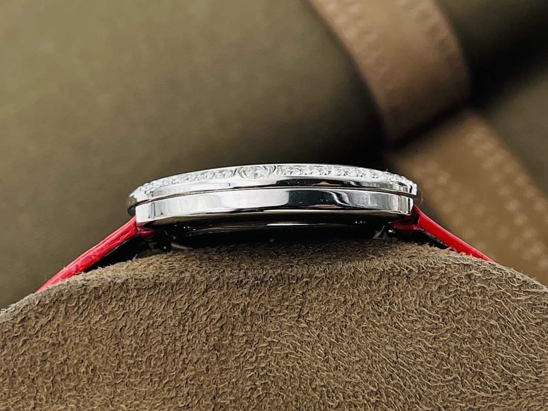 Turn Destiny with Piaget: Possession Collection's Spinning Gold Bracelet, Diamond-Accented Unisex Luxury