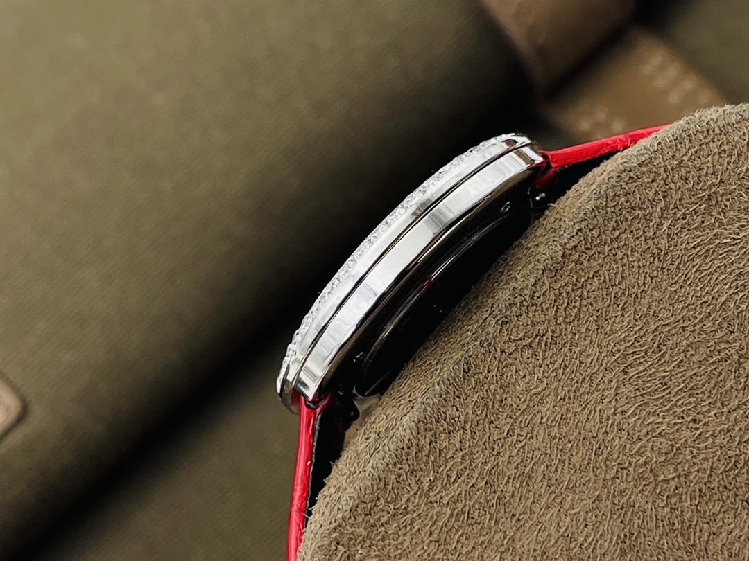 Turn Destiny with Piaget: Possession Collection's Spinning Gold Bracelet, Diamond-Accented Unisex Luxury