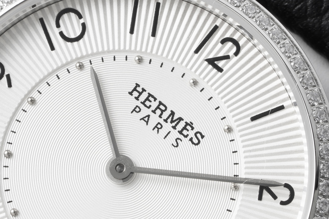 HERMÈS Slim d’Hermès 4.8mm Ultra-Thin: Swiss Micro-Rotor, Recycled Gold Case & Sunray Guilloché｜Architectural Horology