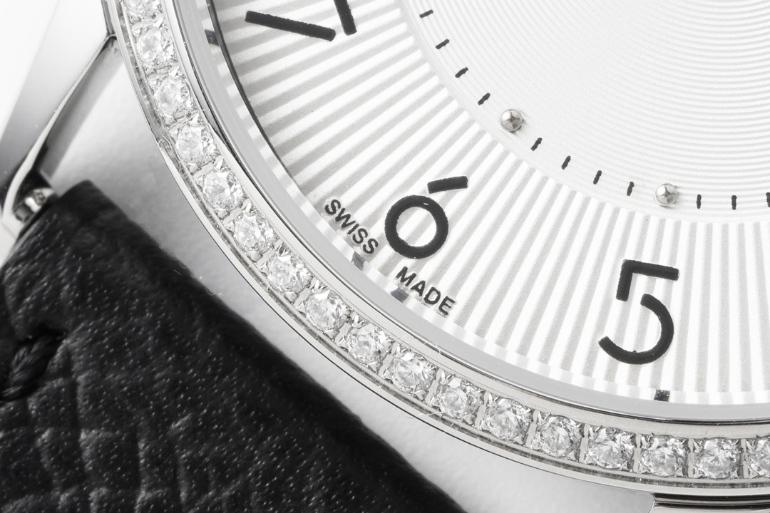 HERMÈS Slim d’Hermès 4.8mm Ultra-Thin: Swiss Micro-Rotor, Recycled Gold Case & Sunray Guilloché｜Architectural Horology