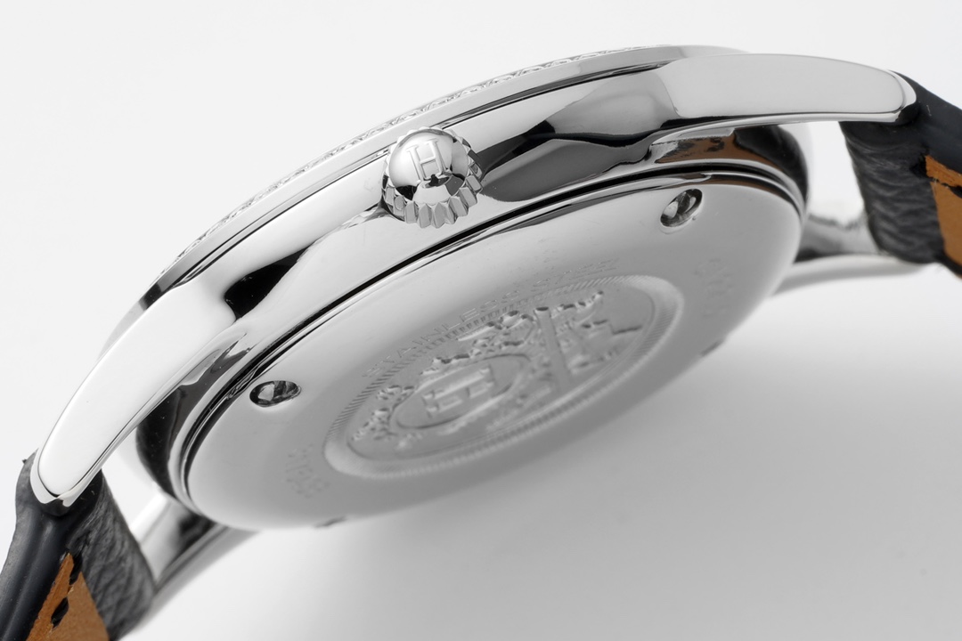 HERMÈS Slim d’Hermès 4.8mm Ultra-Thin: Swiss Micro-Rotor, Recycled Gold Case & Sunray Guilloché｜Architectural Horology