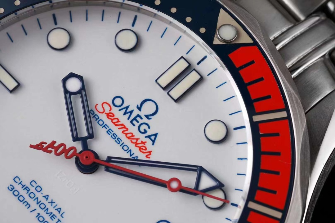 German Horology Excellence: Glashütte Original PanoMaticLunar | 90-02 Eccentric Dial, Big Date & Moon Phase (German Silver Movement