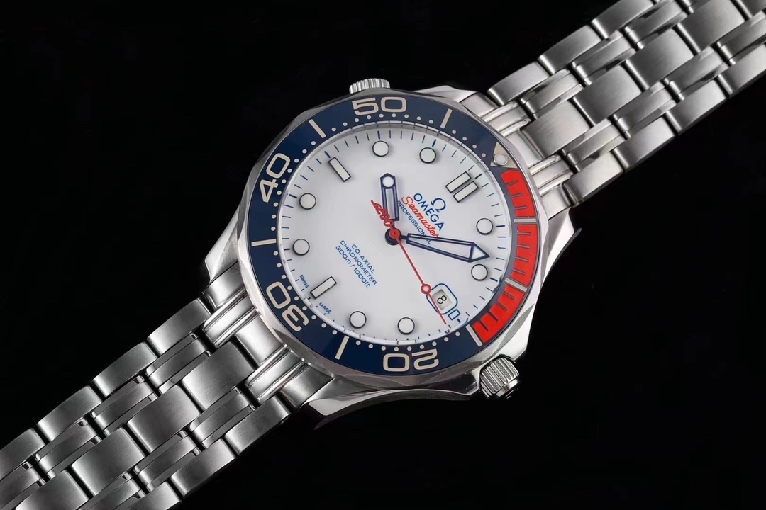 German Horology Excellence: Glashütte Original PanoMaticLunar | 90-02 Eccentric Dial, Big Date & Moon Phase (German Silver Movement