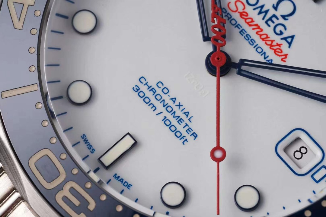 German Horology Excellence: Glashütte Original PanoMaticLunar | 90-02 Eccentric Dial, Big Date & Moon Phase (German Silver Movement