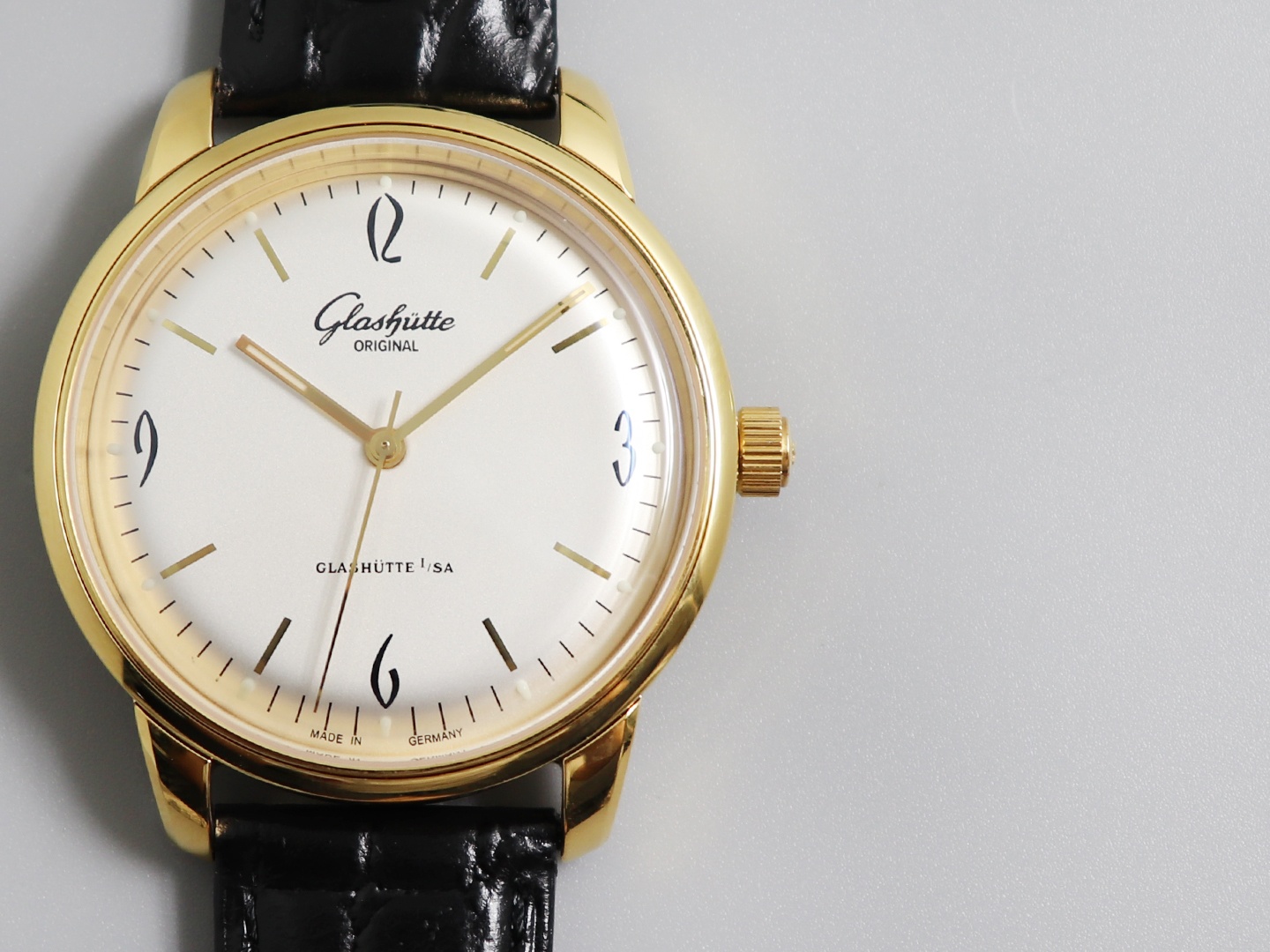 June 30 Vintage Icon: Glashütte Original Sixties 39mm | Double-Domed AR Sapphire, Pantone 16-5938 Gradient – Zodiac Engraving Gift ✓ DDP