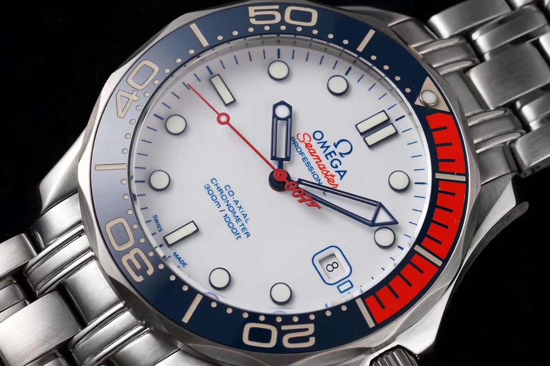 German Horology Excellence: Glashütte Original PanoMaticLunar | 90-02 Eccentric Dial, Big Date & Moon Phase (German Silver Movement