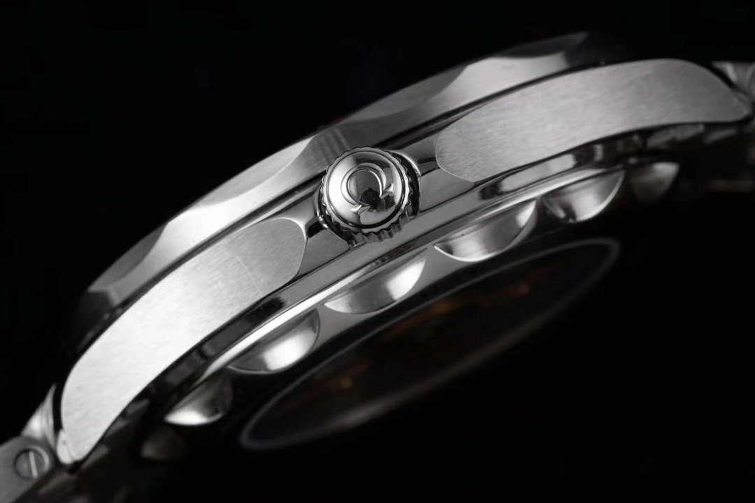 German Horology Excellence: Glashütte Original PanoMaticLunar | 90-02 Eccentric Dial, Big Date & Moon Phase (German Silver Movement