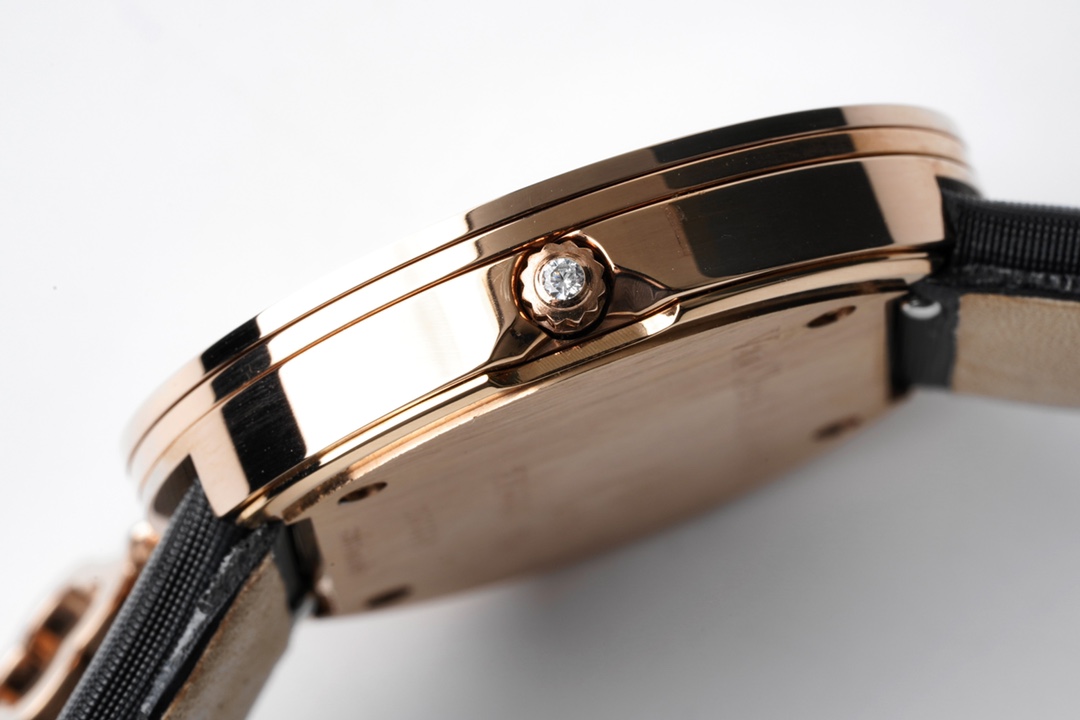 Van Cleef & Arpels™ Charms Gold Watch | Hand-Engraved 18K Yellow Gold Links & Movable Diamond Charms – Swiss Horology Artistry