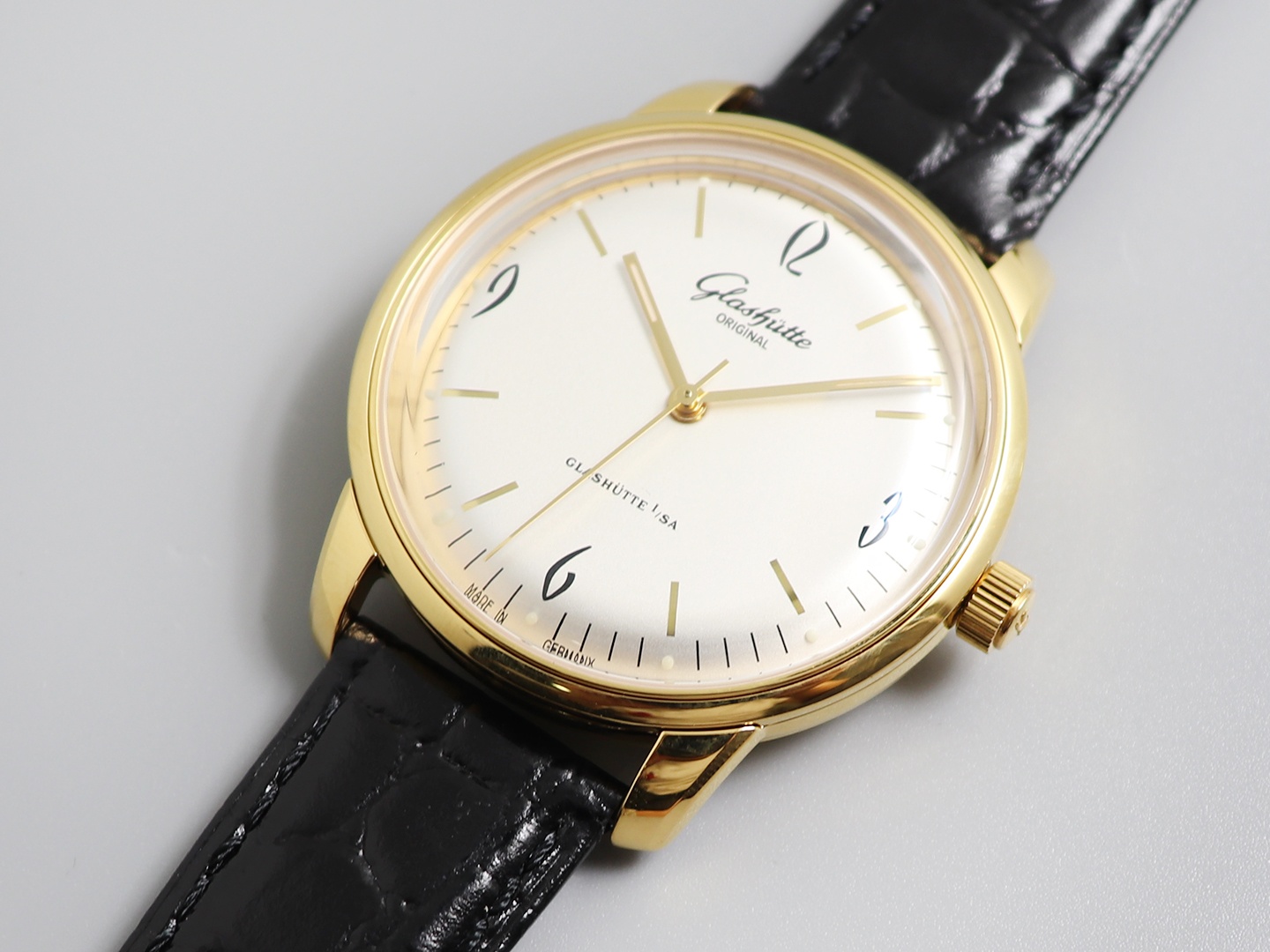June 30 Vintage Icon: Glashütte Original Sixties 39mm | Double-Domed AR Sapphire, Pantone 16-5938 Gradient – Zodiac Engraving Gift ✓ DDP