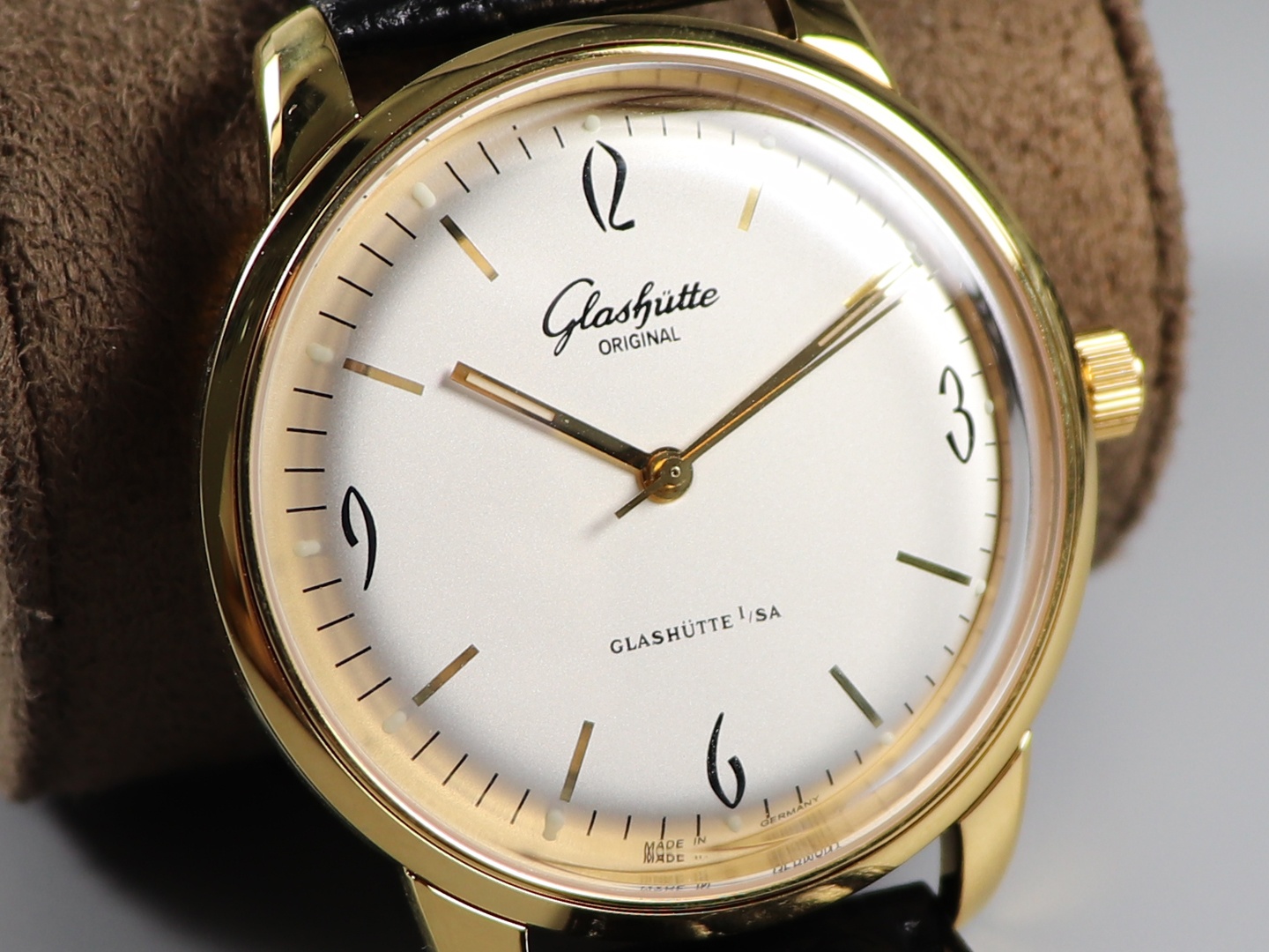 June 30 Vintage Icon: Glashütte Original Sixties 39mm | Double-Domed AR Sapphire, Pantone 16-5938 Gradient – Zodiac Engraving Gift ✓ DDP