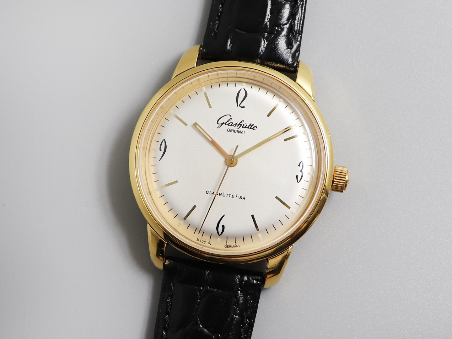 June 30 Vintage Icon: Glashütte Original Sixties 39mm | Double-Domed AR Sapphire, Pantone 16-5938 Gradient – Zodiac Engraving Gift ✓ DDP