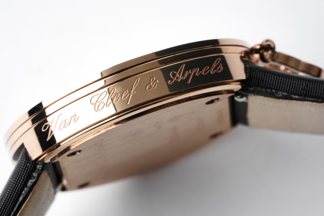 Van Cleef & Arpels™ Charms Gold Watch | Hand-Engraved 18K Yellow Gold Links & Movable Diamond Charms – Swiss Horology Artistry