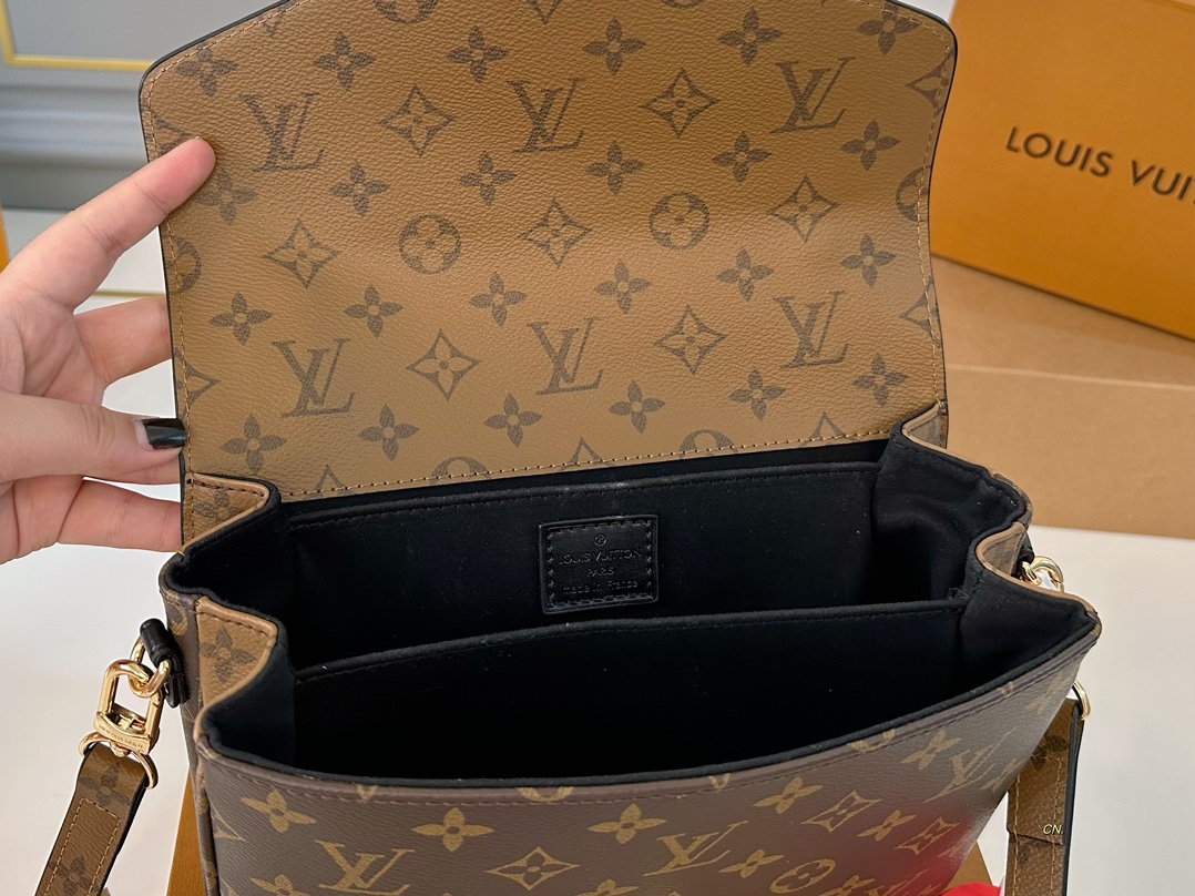 LV Pochette Metis