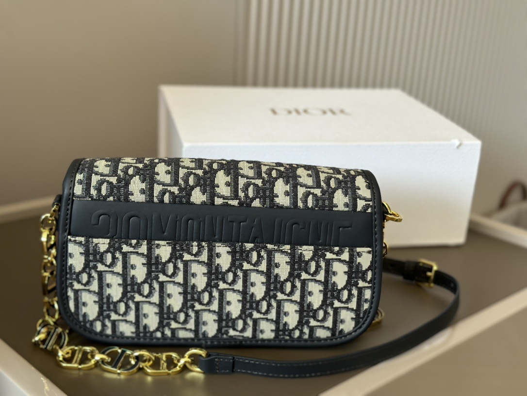 Dior 30 Montaigne chain bag