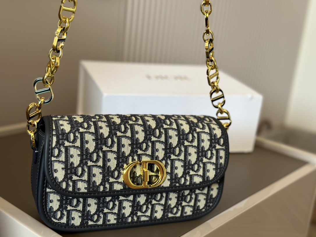 Dior 30 Montaigne chain bag