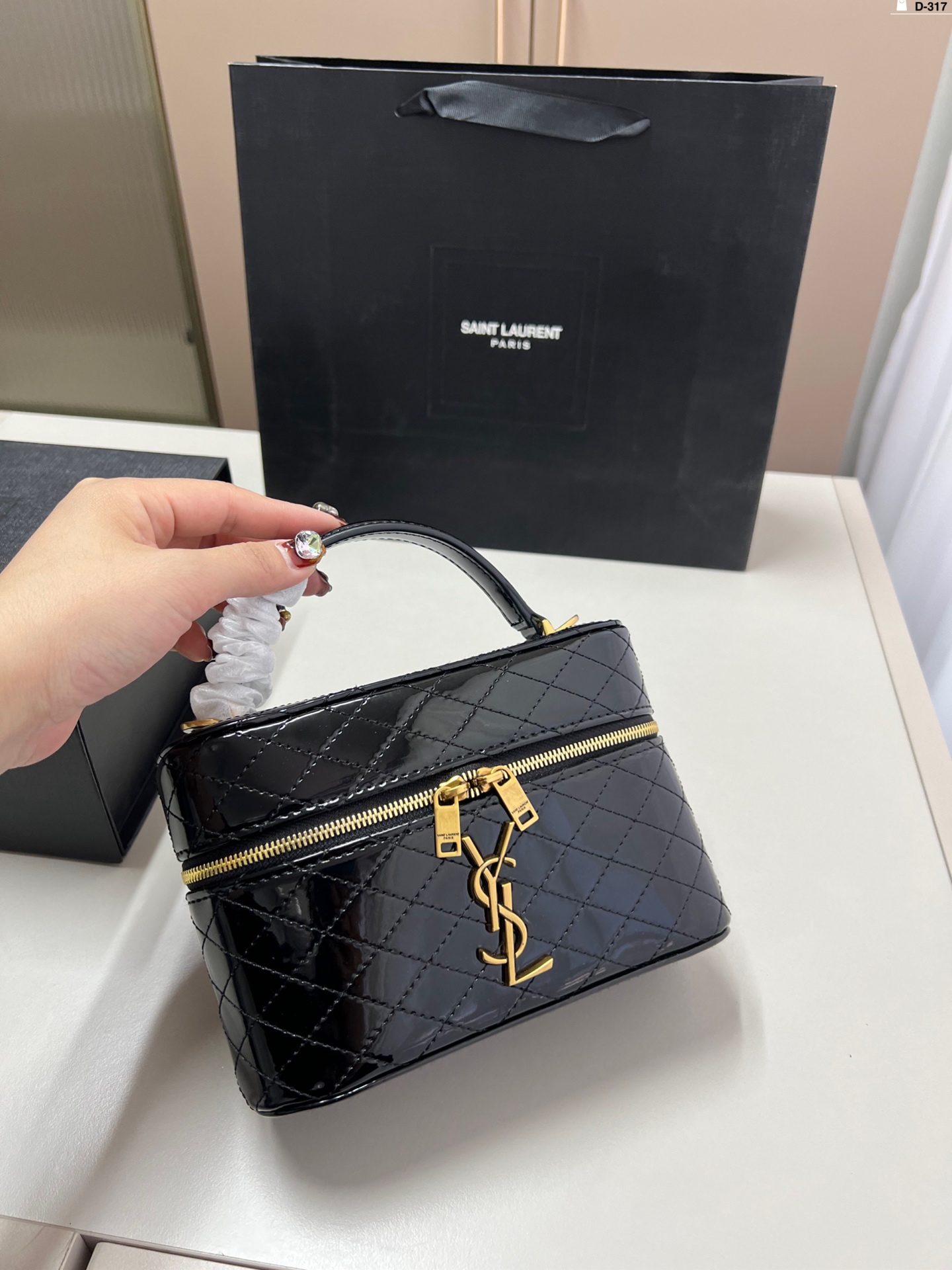 YSL  Vanity Patent leather