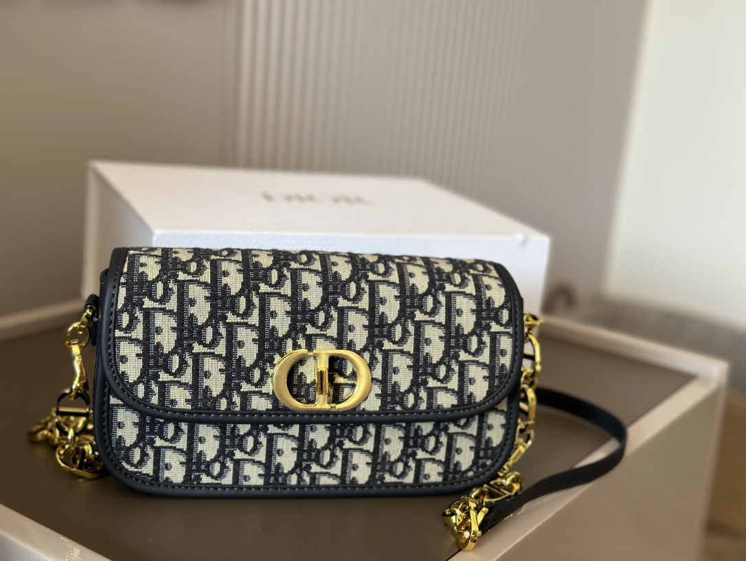 Dior 30 Montaigne chain bag