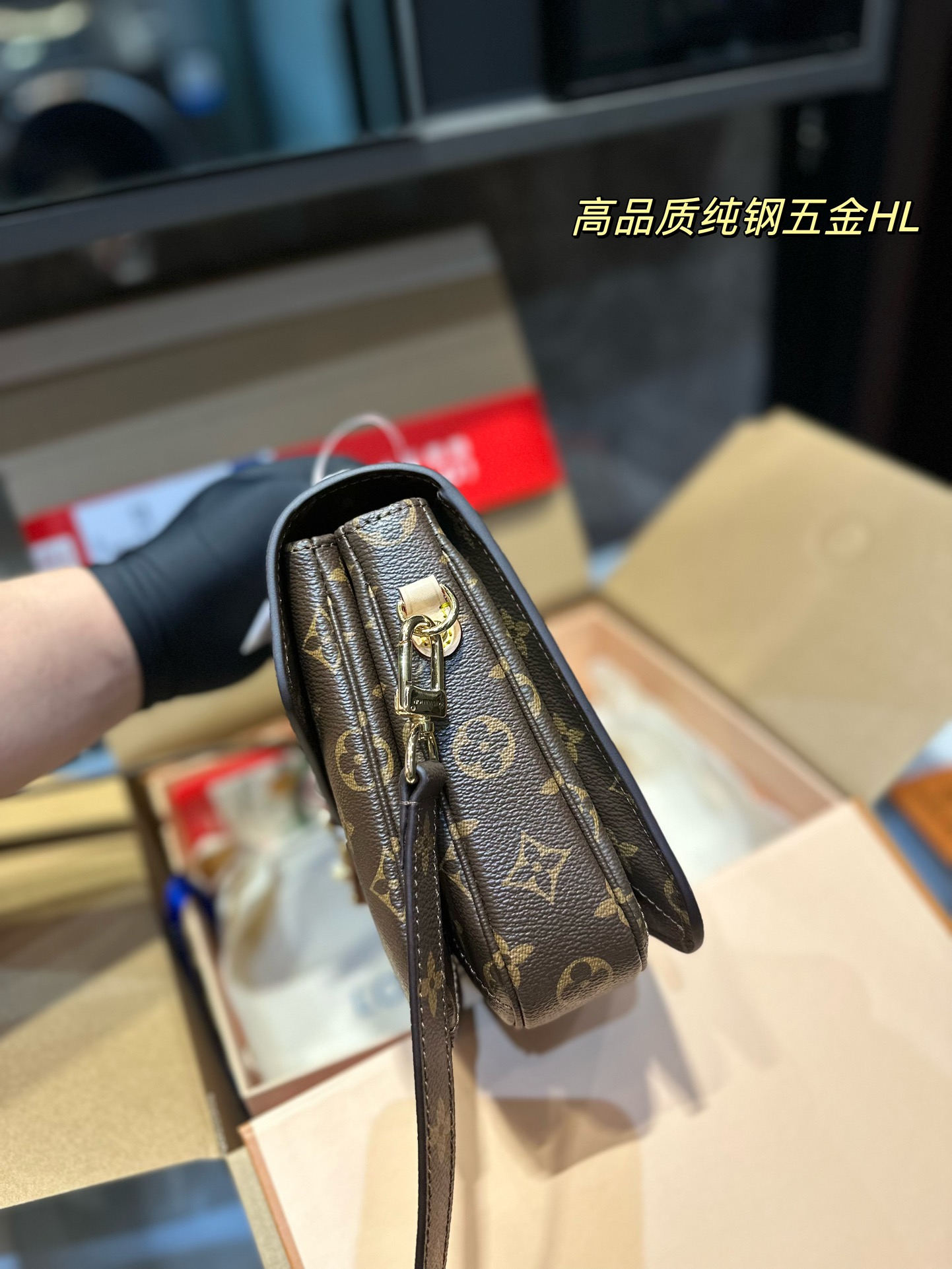 LV Pochette Metis