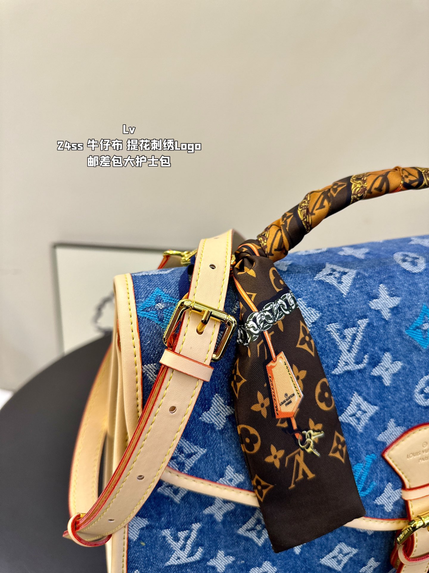 Lv Logo Messenger bag