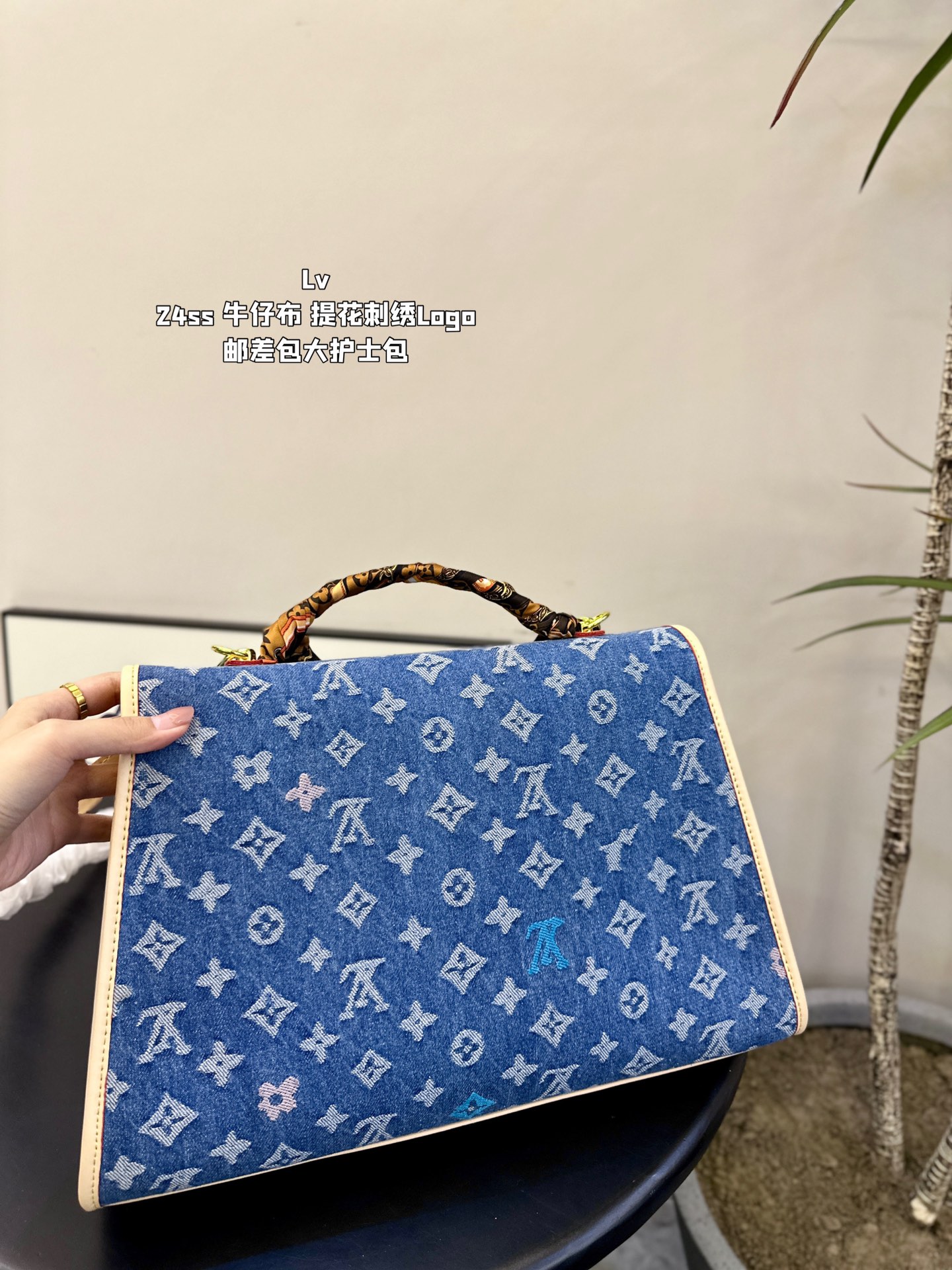 Lv Logo Messenger bag