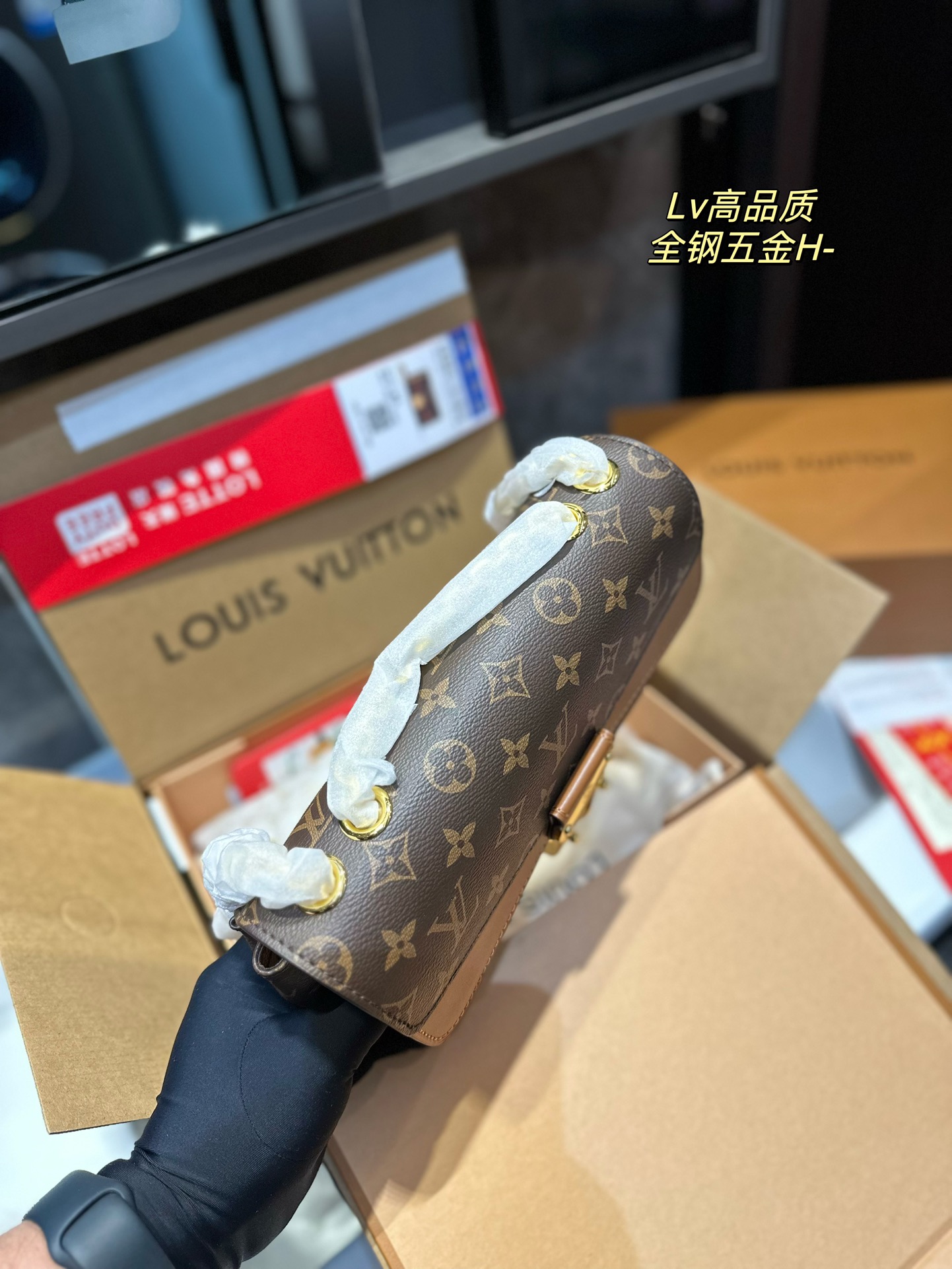 LV new Pochette Metis